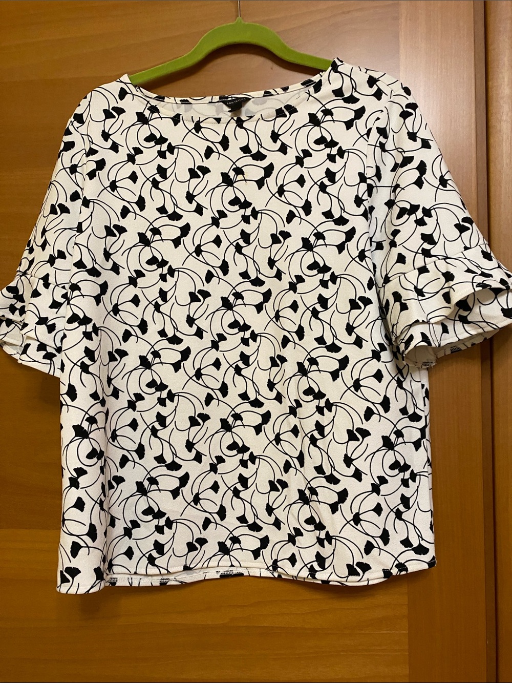 Ann Taylor Black & White Floral Short-Sleeve Top